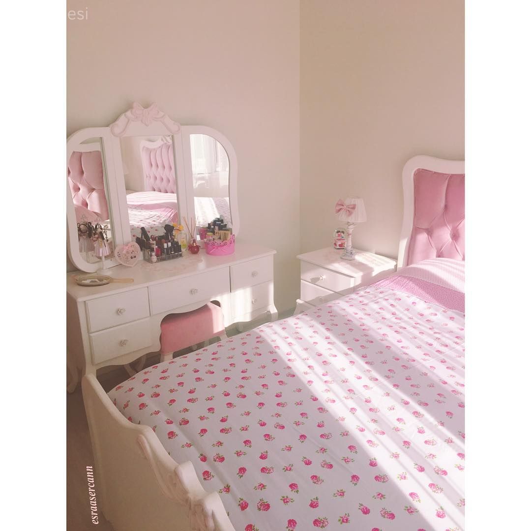 Yatak Odası, Yatak örtüsü, Makyaj masası, Pembe