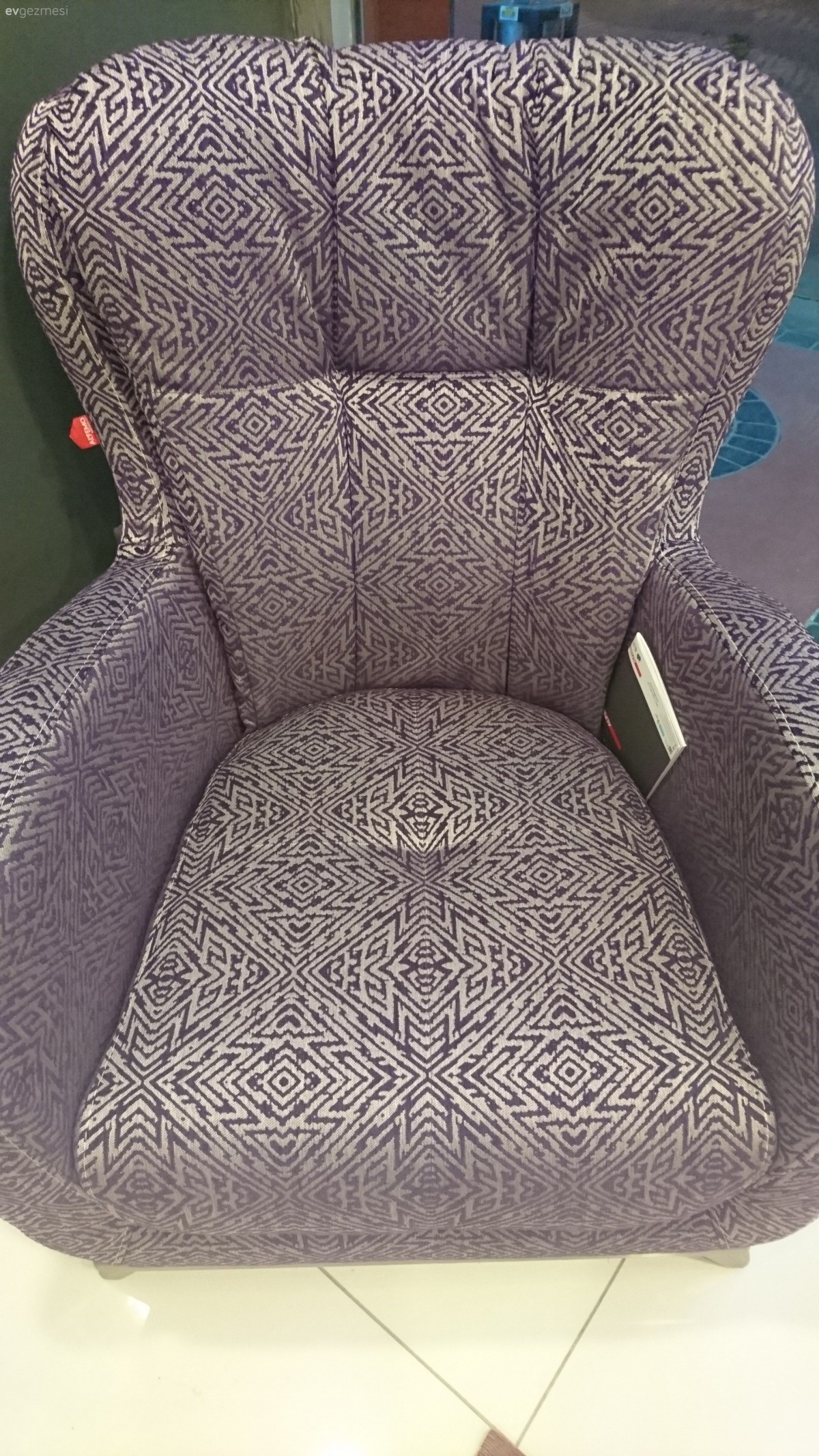 Oturma odası ve salon olarak kullandığım koltuk takımlarına nasıl halı