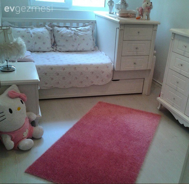 Kahverengi ve beyazlarla döşeli zarif bir ev