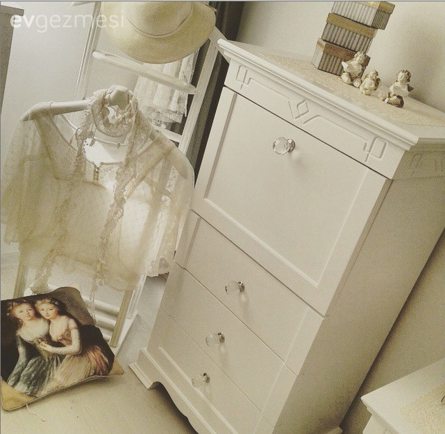 Kahverengi ve beyazlarla döşeli zarif bir ev