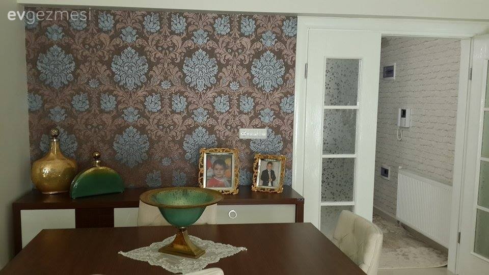 Servin Hanım'ın duvar kağıtlarıyla renklendirdiği harika salonu