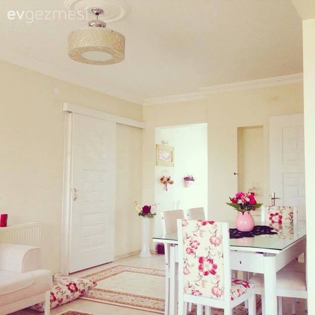 Cemre Hanım'ın oturma odası