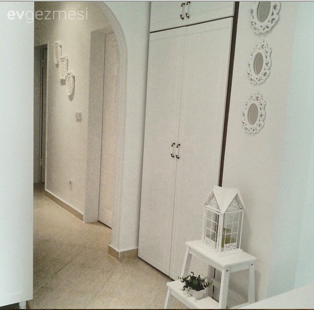 Kahverengi ve beyazlarla döşeli zarif bir ev