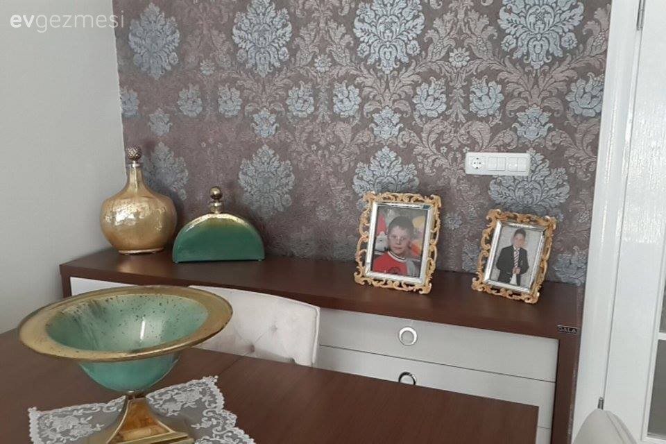Servin Hanım'ın duvar kağıtlarıyla renklendirdiği harika salonu