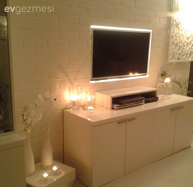 Kahverengi ve beyazlarla döşeli zarif bir ev