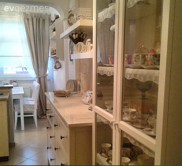 Kahverengi ve beyazlarla döşeli zarif bir ev