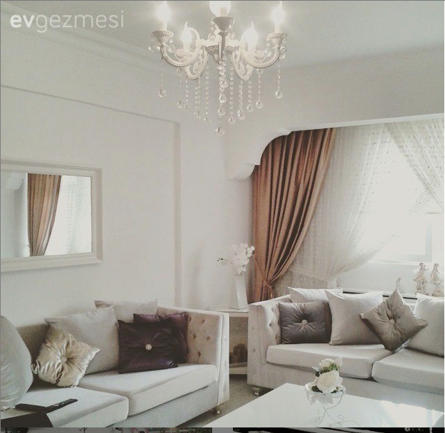 Kahverengi ve beyazlarla döşeli zarif bir ev