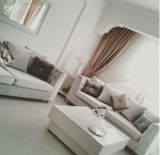 Kahverengi ve beyazlarla döşeli zarif bir ev