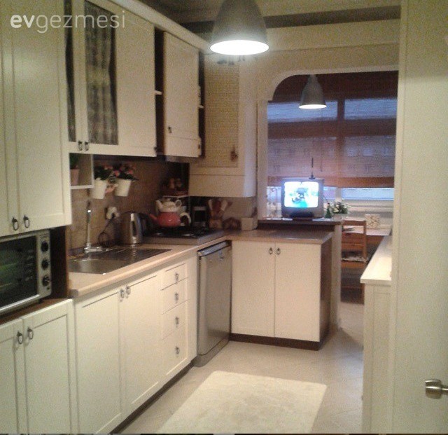 Kahverengi ve beyazlarla döşeli zarif bir ev