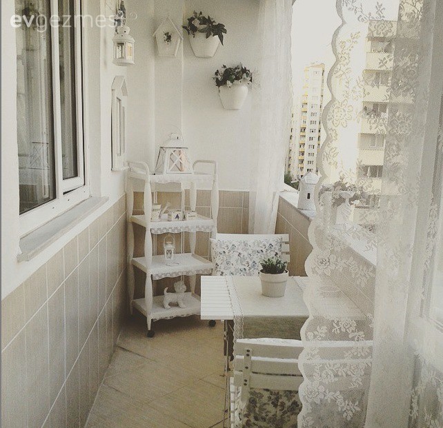 Kahverengi ve beyazlarla döşeli zarif bir ev