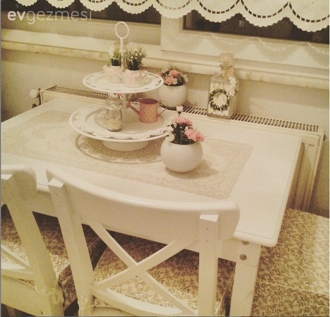 Kahverengi ve beyazlarla döşeli zarif bir ev