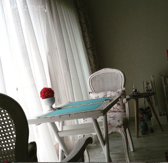 Vurgulu renklerle huzur dolu bir dekor..