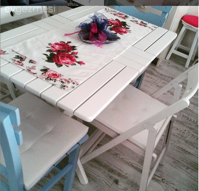 Vurgulu renklerle huzur dolu bir dekor..