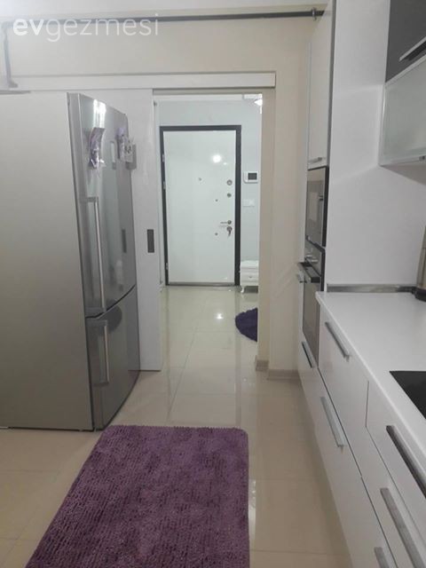 Klasik ve modernin harmanlandığı, avangart stil bir ev dekorasyonu..