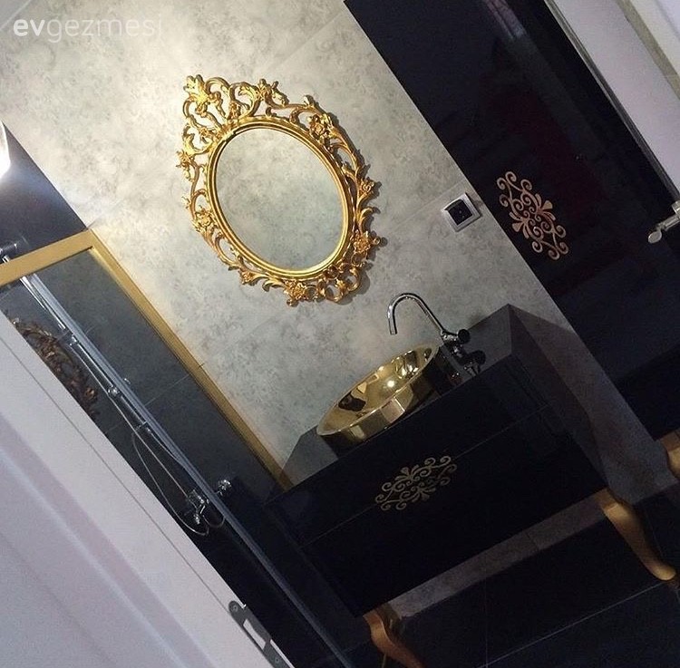 Altın, Banyo, Siyah