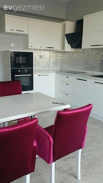 Ayna, Beyaz mutfak, Fuşya, Modern mutfak, Mutfak, Mutfak masası