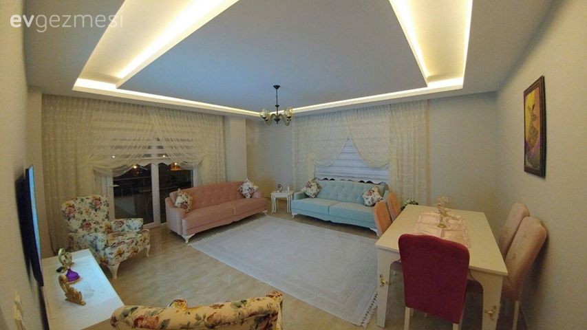 Fatma hanımın renkli, ferah salonu..