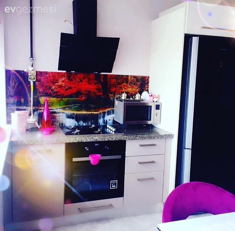 Manzaralı tezgah arası cam ile hareketlenen, tatlı bir mutfak..