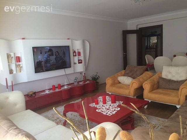 Fadime hanımın sıcak renklerde, samimi ve göz alıcı salonu..