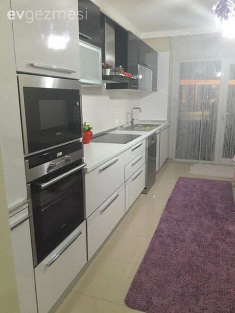 Klasik ve modernin harmanlandığı, avangart stil bir ev dekorasyonu..