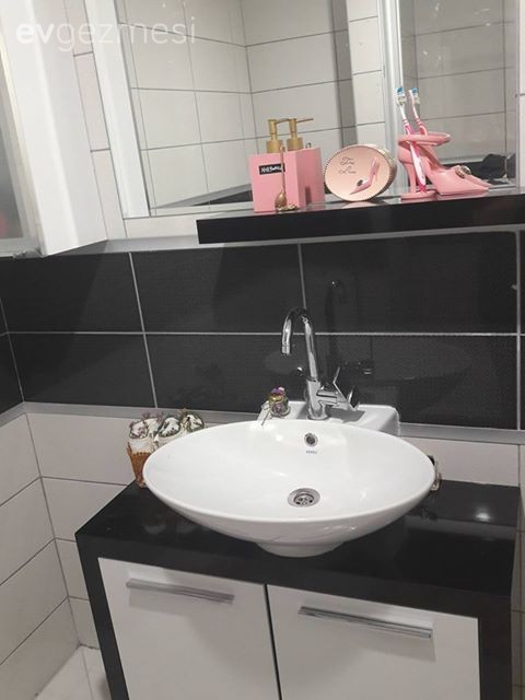 Klasik ve modernin harmanlandığı, avangart stil bir ev dekorasyonu..