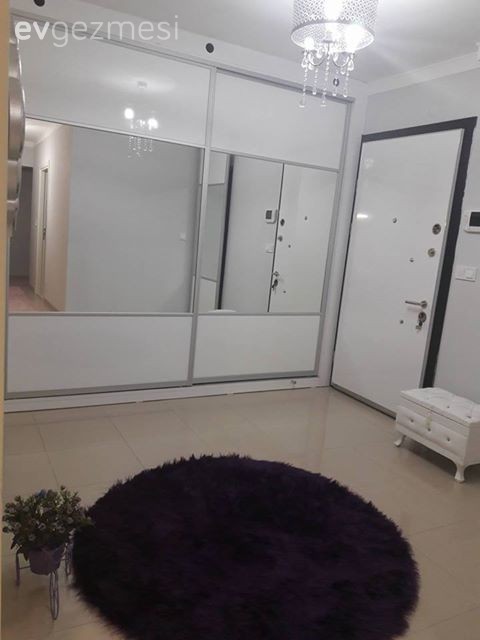 Klasik ve modernin harmanlandığı, avangart stil bir ev dekorasyonu..