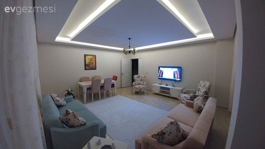 Fatma hanımın renkli, ferah salonu..