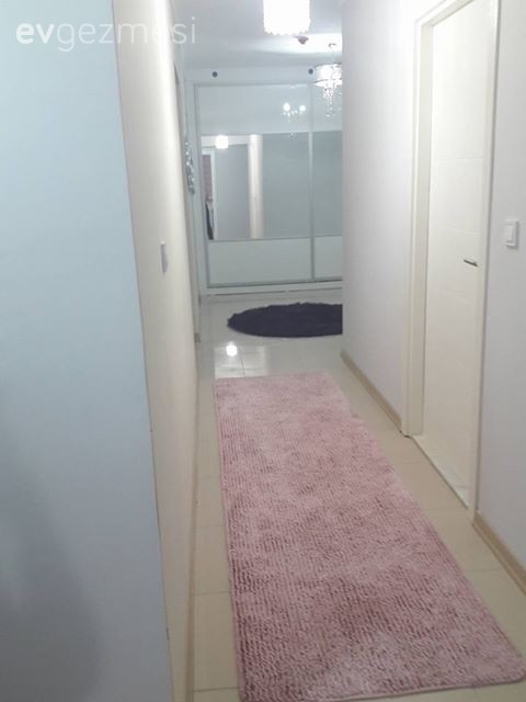 Klasik ve modernin harmanlandığı, avangart stil bir ev dekorasyonu..