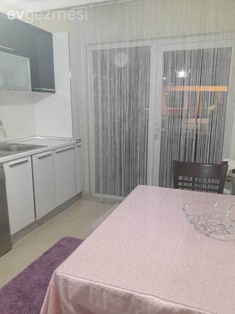 Klasik ve modernin harmanlandığı, avangart stil bir ev dekorasyonu..