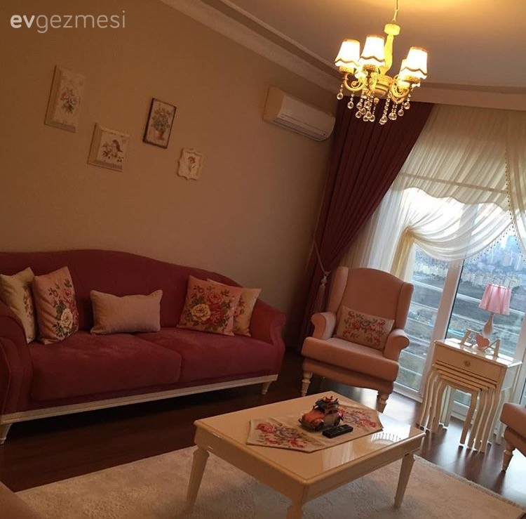 Berjer, Duvar dekorasyonu, Fon perde, Halı, Orta sehpa, Pembe, Salon, Perde