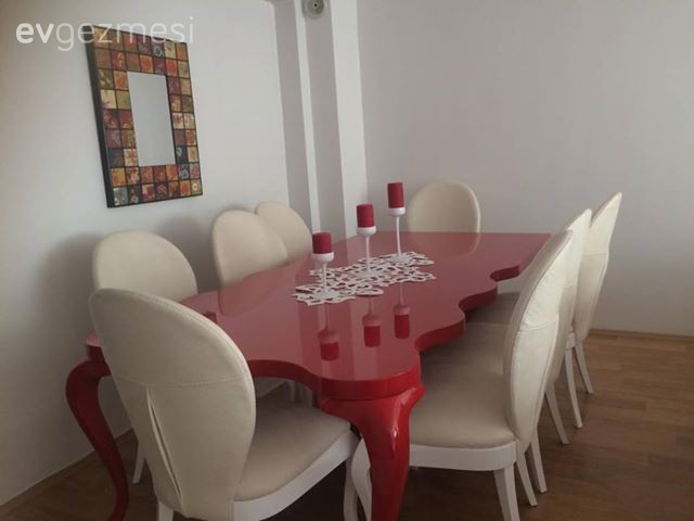 Fadime hanımın sıcak renklerde, samimi ve göz alıcı salonu..