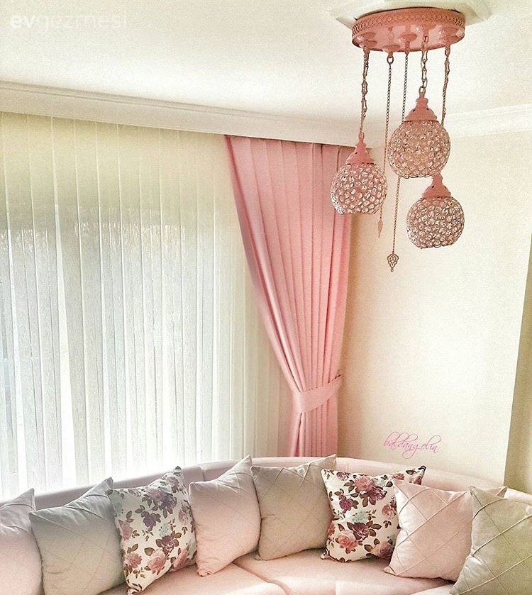 Avize, Fon perde, Köşe koltuk, Oturma Odası, Pembe, Perde, Aydınlatma