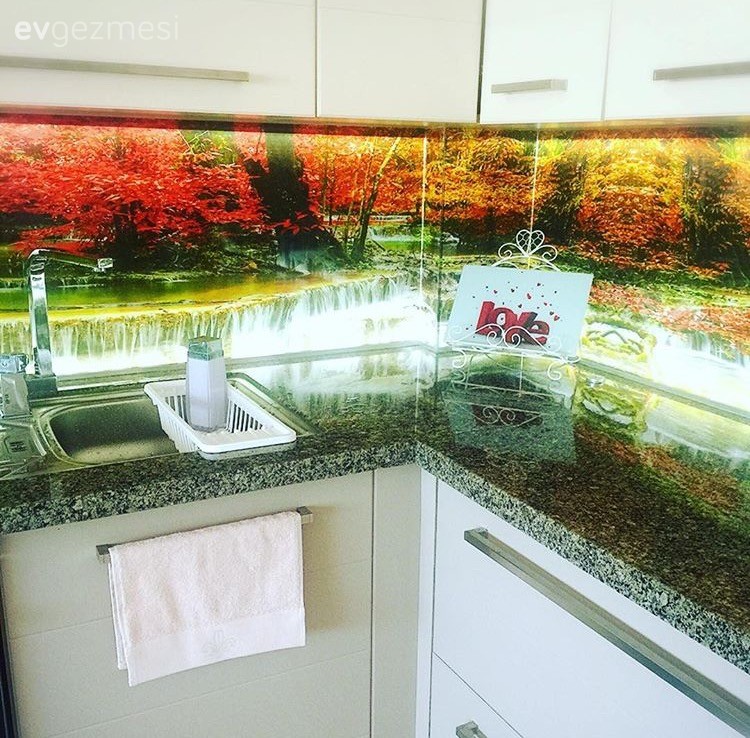 Manzaralı tezgah arası cam ile hareketlenen, tatlı bir mutfak..