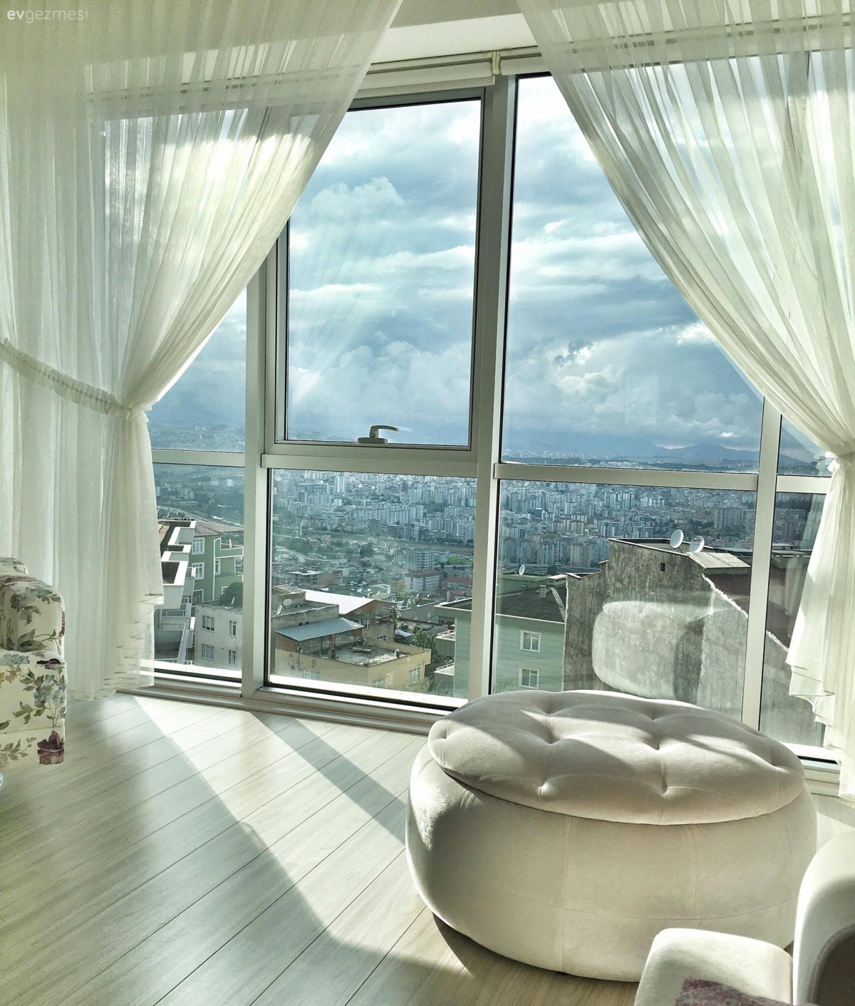 Sinem hanımın harika bir manzaraya hakim, ruhu olan evi..