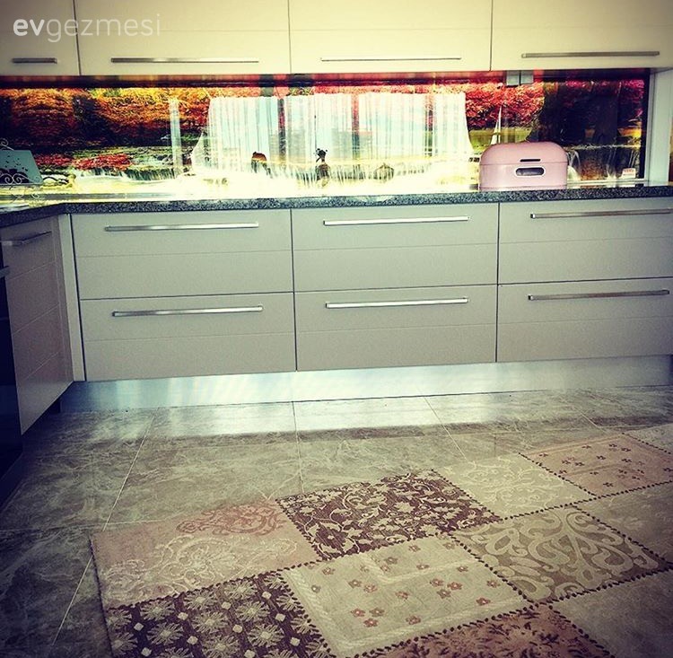 Manzaralı tezgah arası cam ile hareketlenen, tatlı bir mutfak..