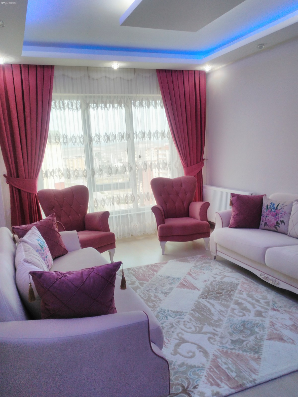 Salonun son hali fon ve perdeden sonra