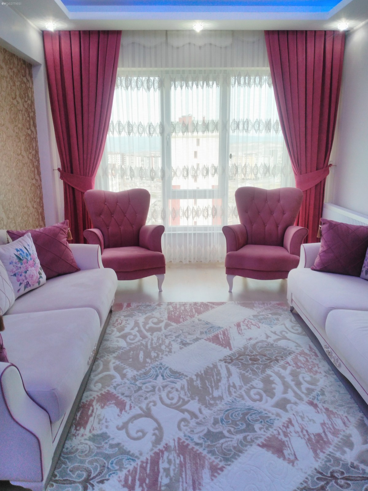 Salonun son hali fon ve perdeden sonra