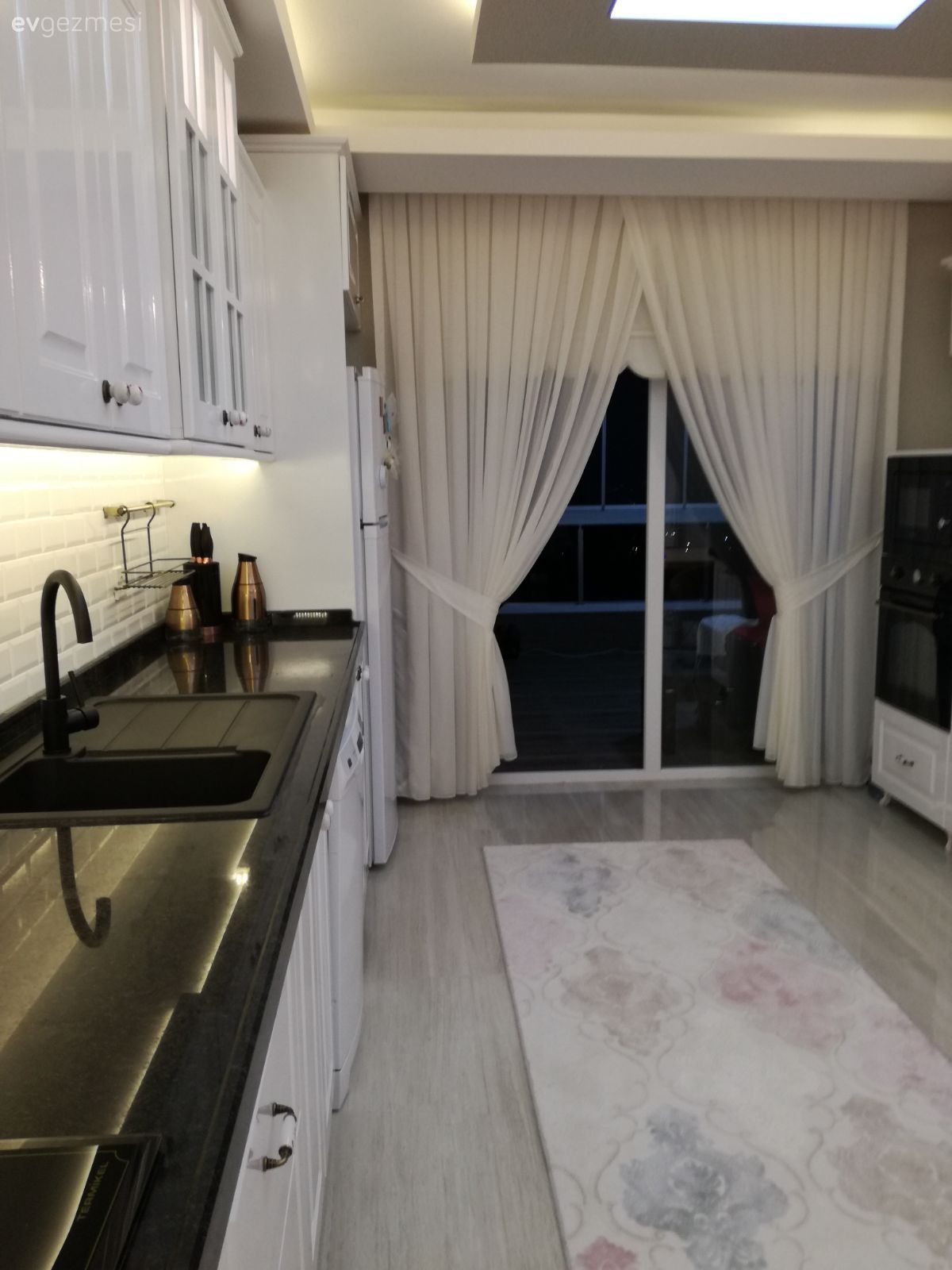 Beyaz mutfak, Halı, Mutfak, Perde