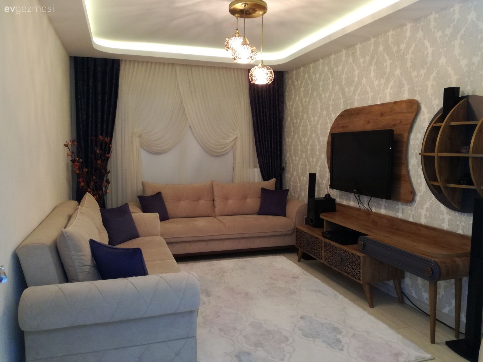 Avize, Duvar kağıdı, Fon perde, Halı, Kahverengi, Kruvaze perde, Oturma Odası, Tv ünitesi, Vizon