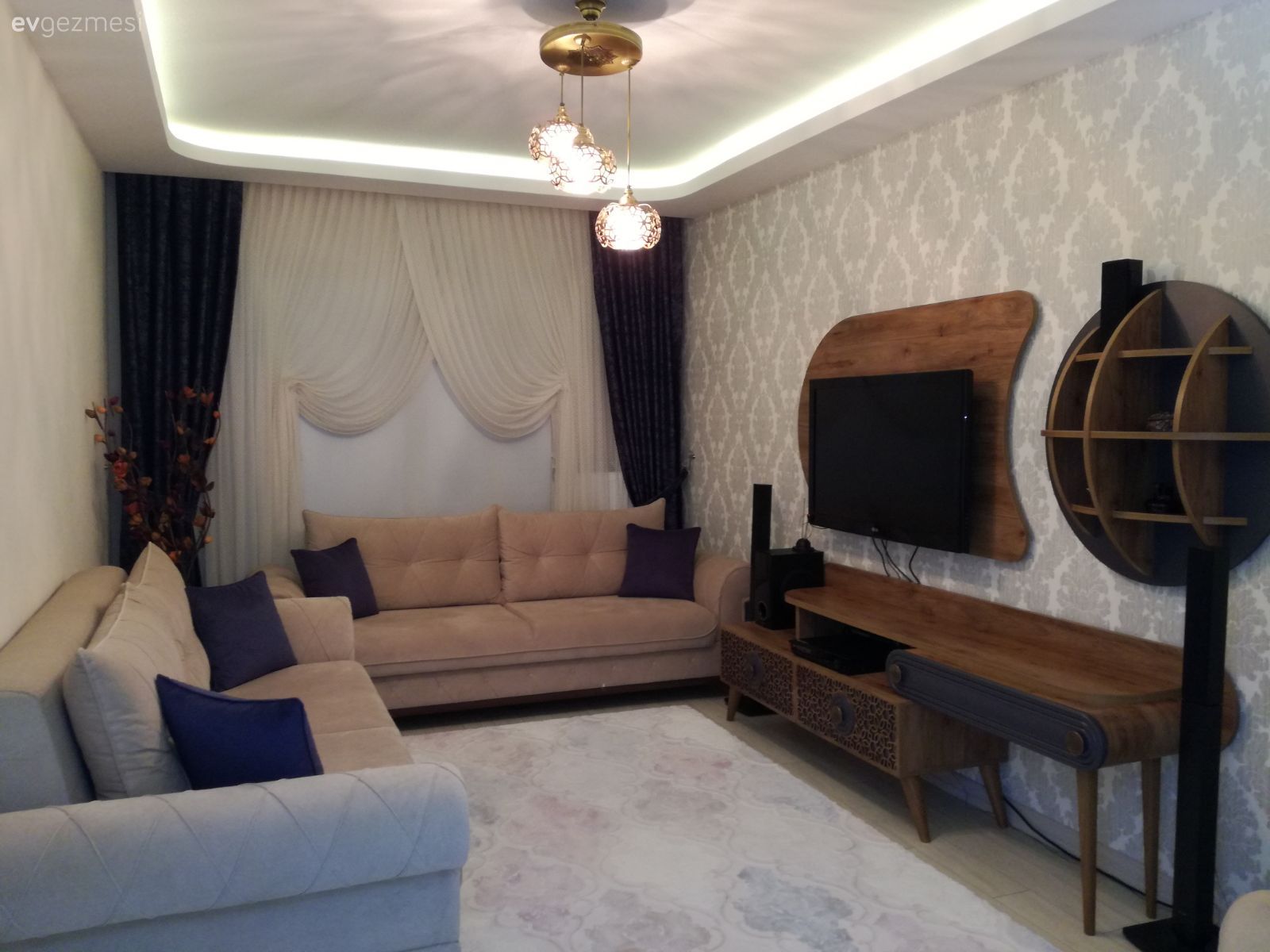 Avize, Duvar kağıdı, Fon perde, Halı, Kruvaze perde, Oturma Odası, Perde, Tv ünitesi, Vizon