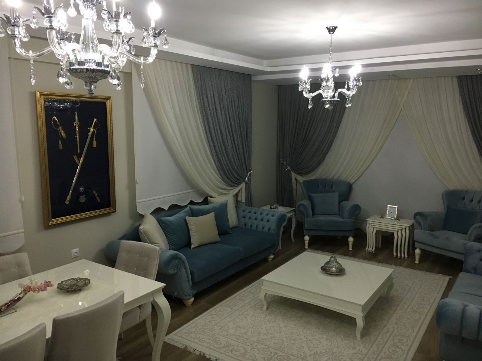 Salon, Mavi, Fon perde, Perde, Orta sehpa, Halı, Berjer, Yemek Odası, Avize