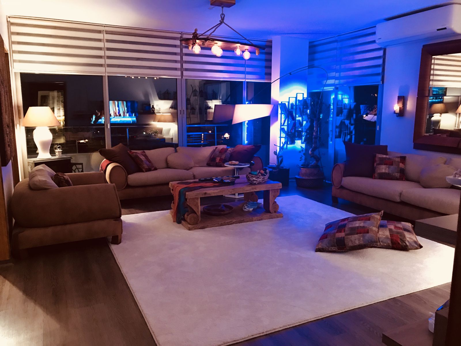 Salon, Aydınlatma, Beyaz halı, Halı, Kahverengi, Perde, Avize, Rustik Aydınlatma