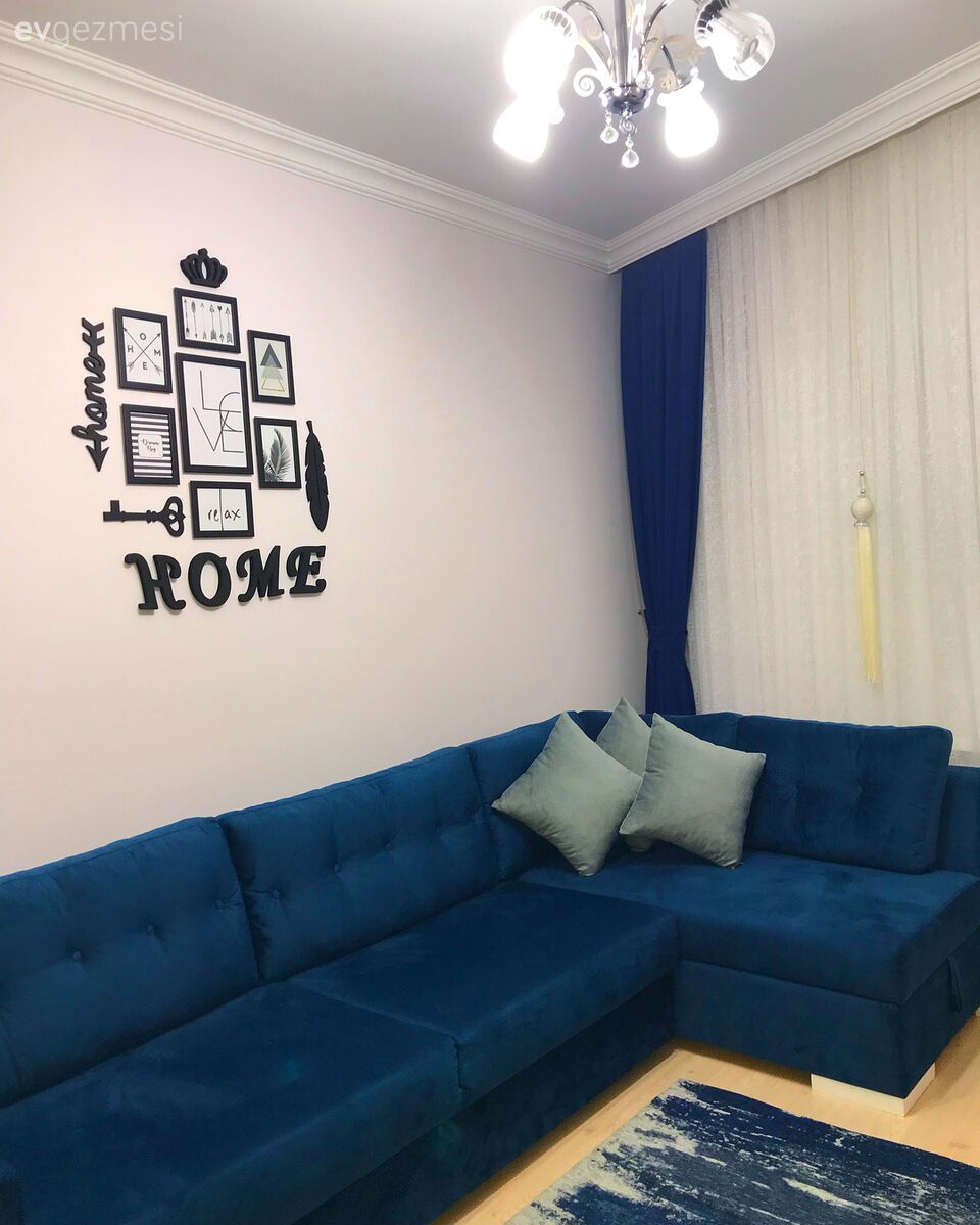 Oturma Odası, Duvar dekorasyonu, Avize, Galeri duvarı, Lacivert, Köşe koltuk, Fon perde, Perde