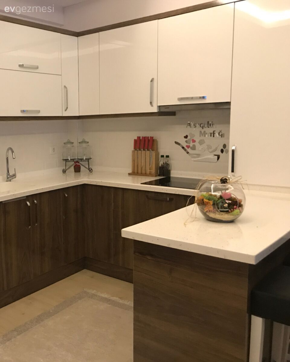 Asil renkler, aynaların ışıltılı şıklığı.. Göz alıcı ve şık bir dekor.