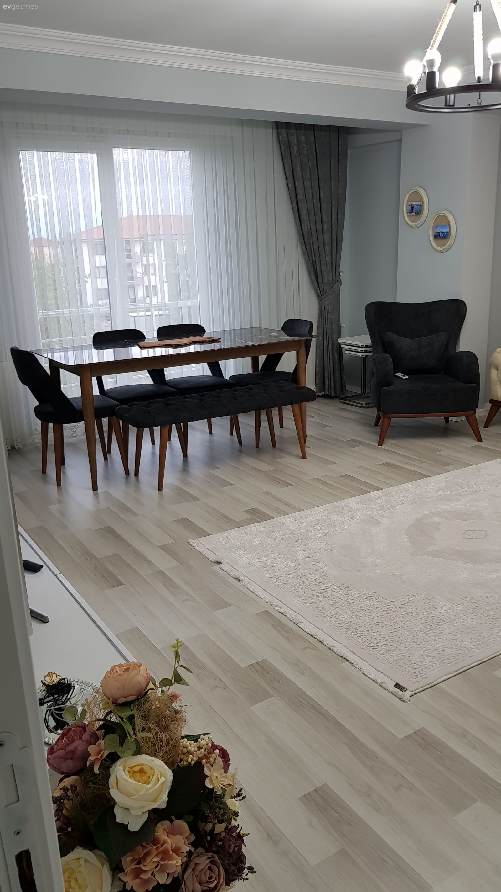 Yemek Odası, Yapay çiçekler, Beyaz halı, Modern, Salon, Avize, Fon perde, Halı