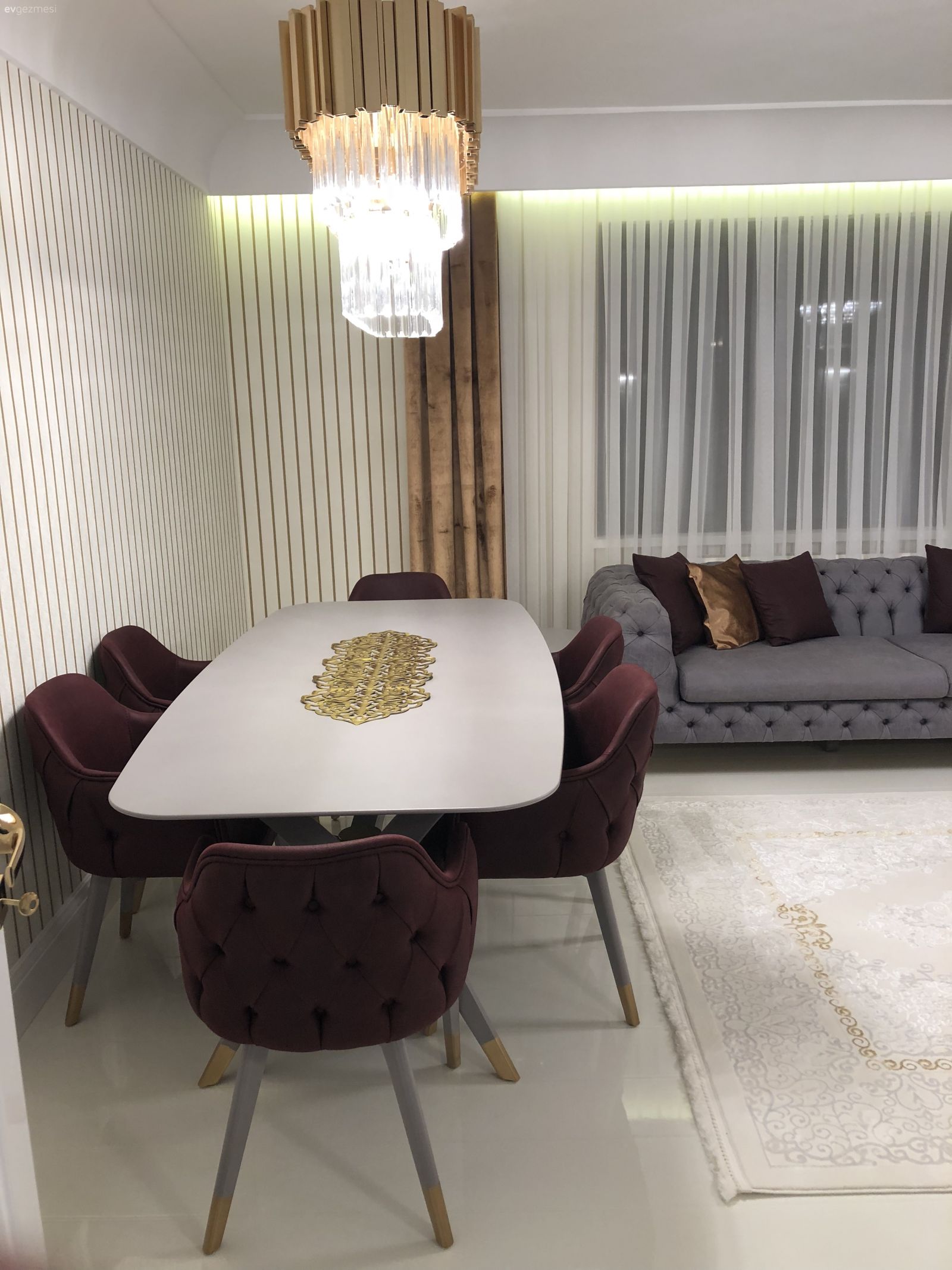 Bu Evde Klasik Detaylar Göz Alıcı Bir Tasarım Oluşturmuş.