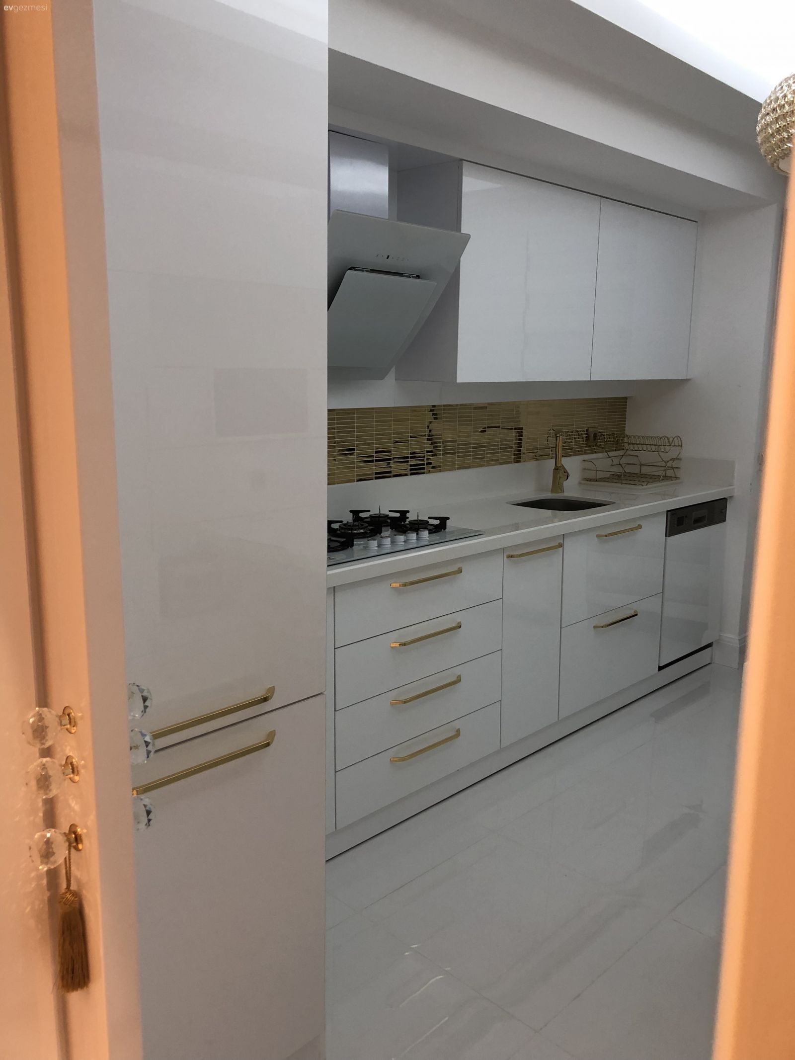 Bu Evde Klasik Detaylar Göz Alıcı Bir Tasarım Oluşturmuş.