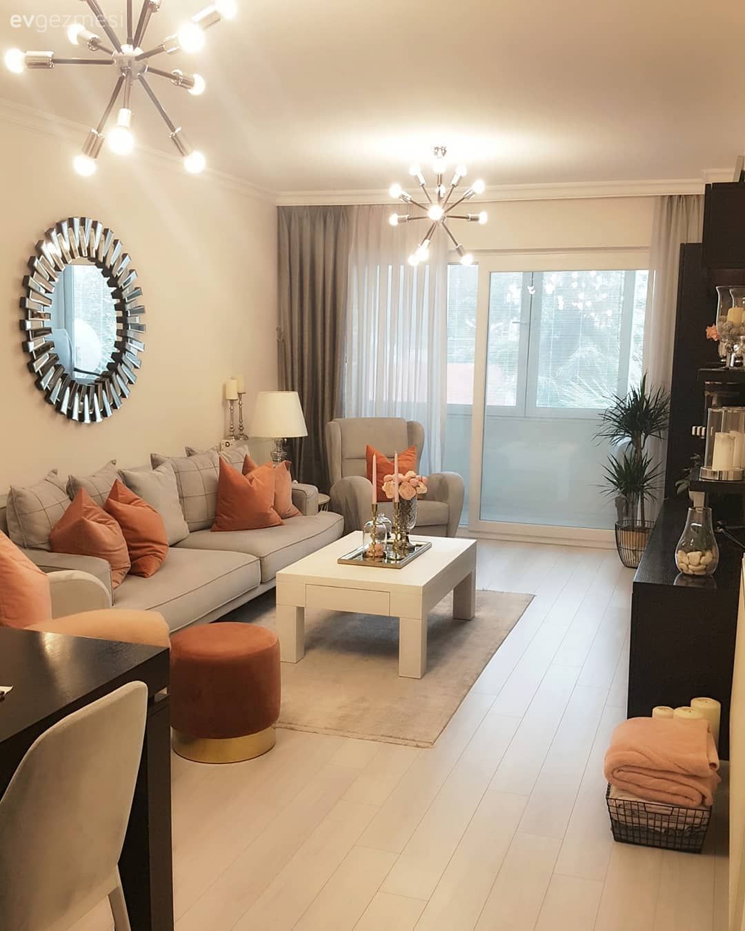 Filiz Hanım’ın Farklı Renk ve Aksesuar Kullanımıyla Yenilenen Evi