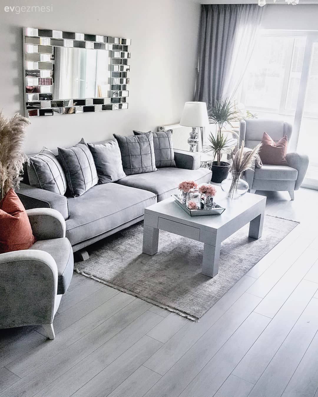 Filiz Hanım’ın Farklı Renk ve Aksesuar Kullanımıyla Yenilenen Evi