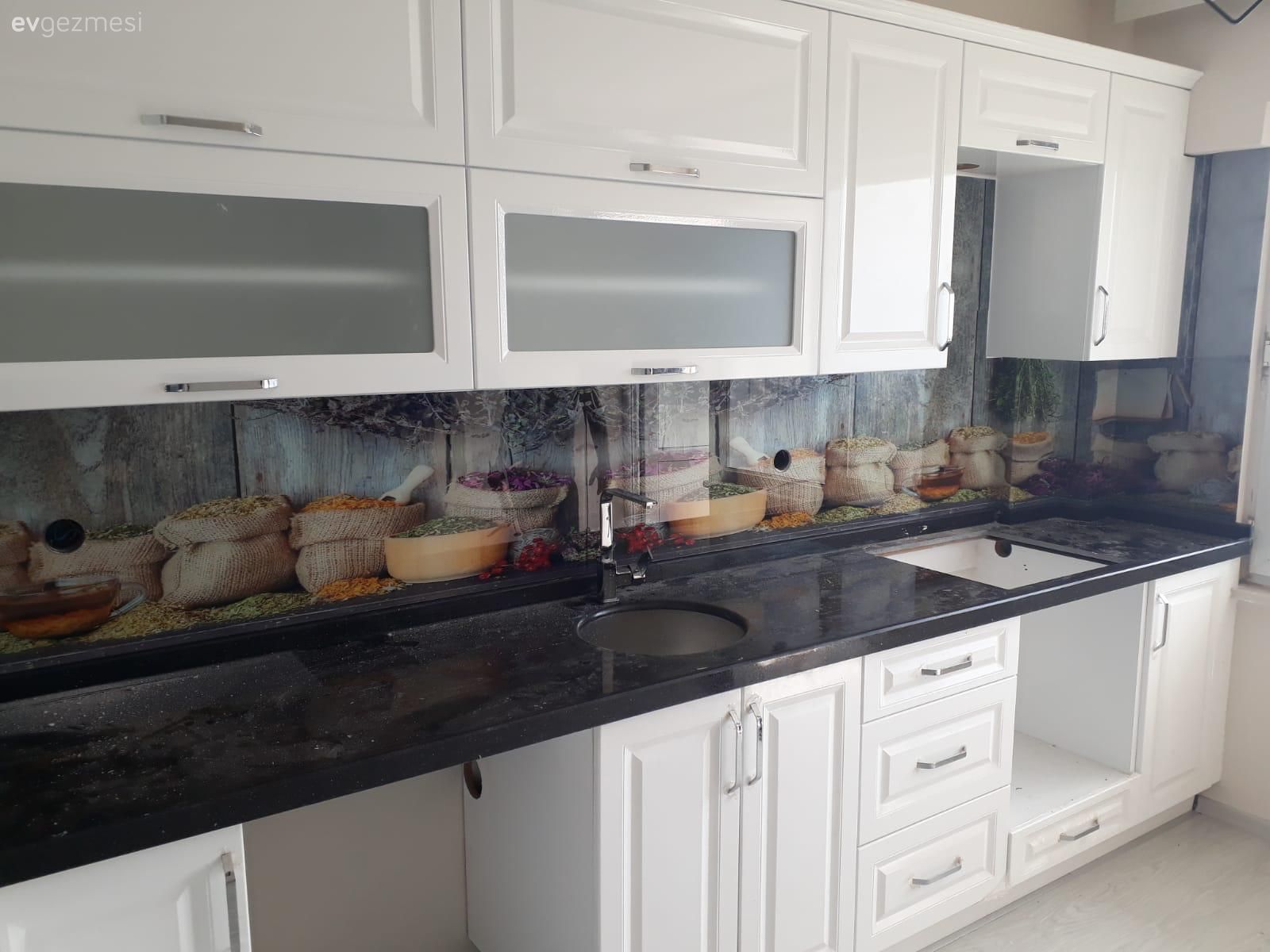 Estetik ve Kullanışlı: Tezgah Arası Cam Paneller